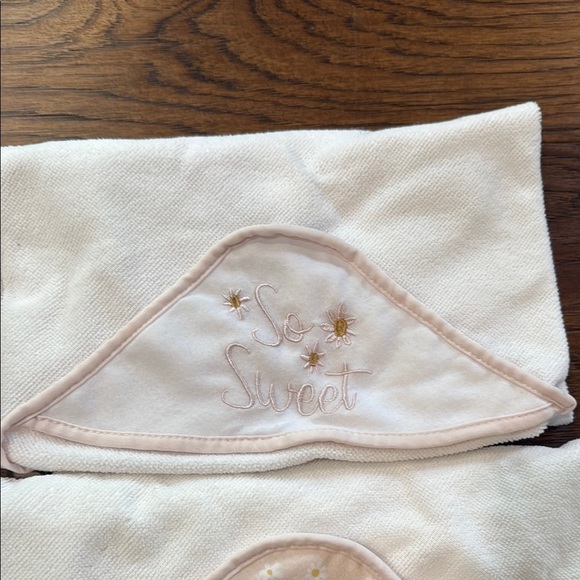 ChickPea Pink and White Baby Hooded Towels set of 5 - Picture 3 of 9